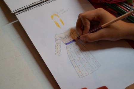 En una sesión de trabajo se diseñan varios trajes