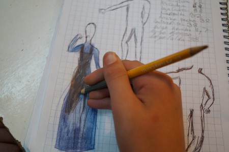 Boceto de un personaje femenino y su movimientos