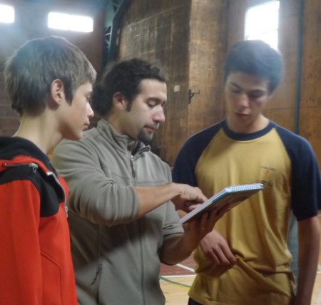 El jefe del grupo de tramoya Juan Carlos Cárdenas dando instrucciones  