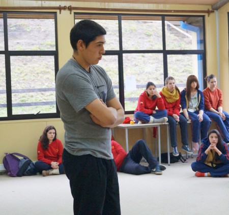 Integrante del grupo de teatro practicando sus movimientos