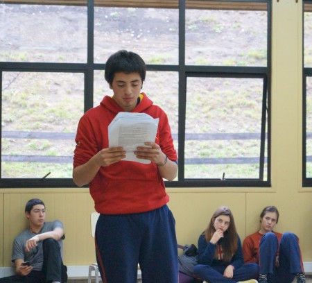 Integrante del grupo de teatro practicando su diálogo