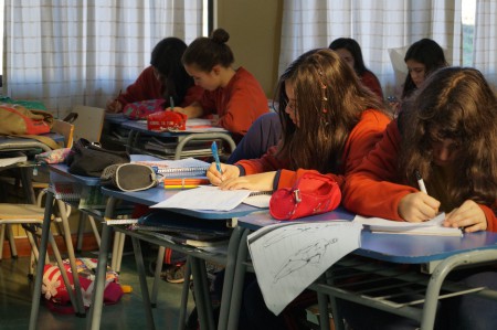 Alumnas realizando guia de trabajo