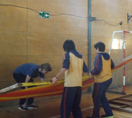 Integrantes del grupo de tramoya moviendo utilería