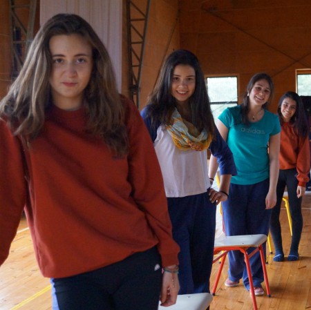 Parte del elenco de danza