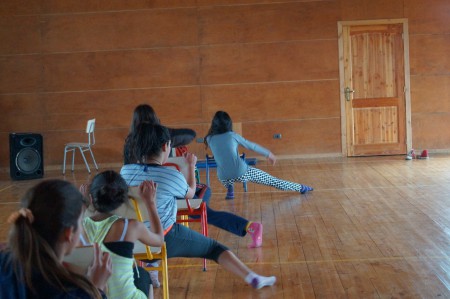 El grupo de danza practicando