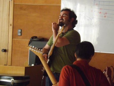 Profesor encargado del grupo pidiendo silencio al grupo