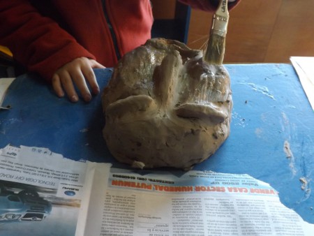 Para pintar la mascara, se debe pegar papel con colafria