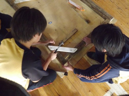 Integrantes construyendo una pared 