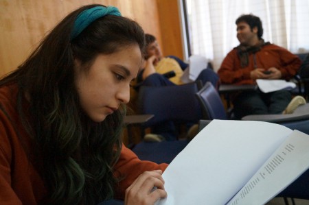 Integrante del grupo de teatro estudiando dialogo