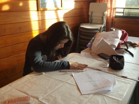 Alumna estudiando las instrucciones de confección de vestuario